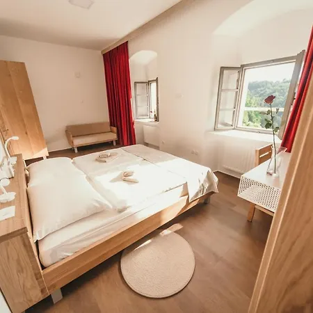 & Castle דירה Podsreda