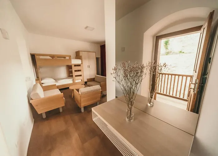 Appartement & Castle Podsreda